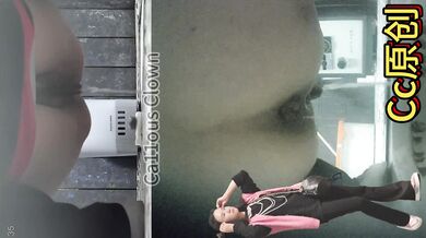 大神潜入办公楼女厕全景偷拍多位美女白领嘘嘘 (5)